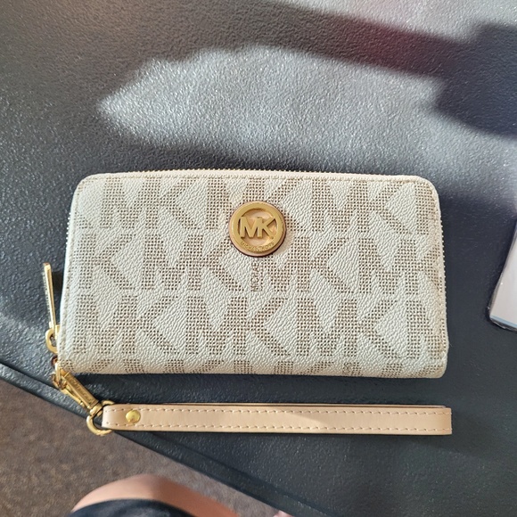 Michael Kors monogrammed wristlet - Picture 2 of 10